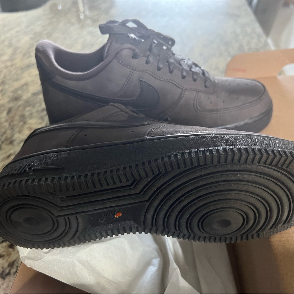 Nike Air Force 1 Premium Velvet Brown
Size 8
Women's Shoes
Style DR9503-200